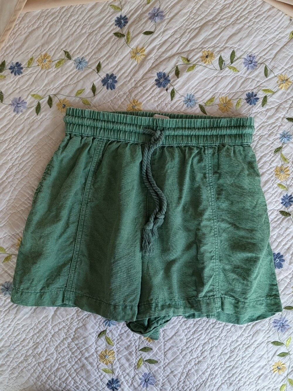C&C California green shorts Sz S / linen & lyocell